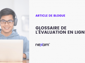 Étudiant en face d'un examen en ligne